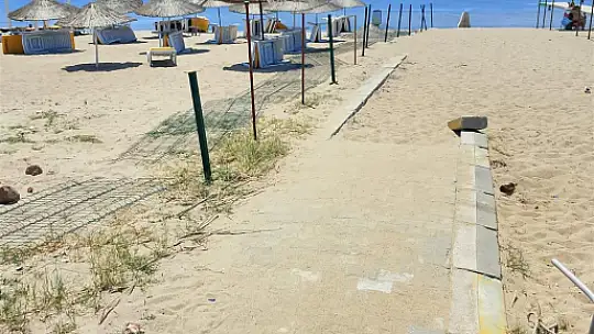 Zabıta ekipleri plajlardan tel çitleri kaldırtıyor