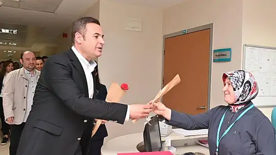 Başkan Akın Hem Annelerin Hem de Hemşirelerin Gününü Kutladı