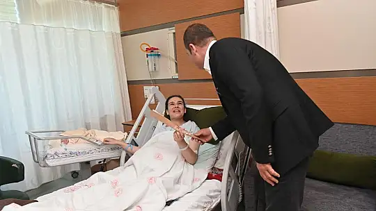 Başkan Akın Hem Annelerin Hem de Hemşirelerin Gününü Kutladı