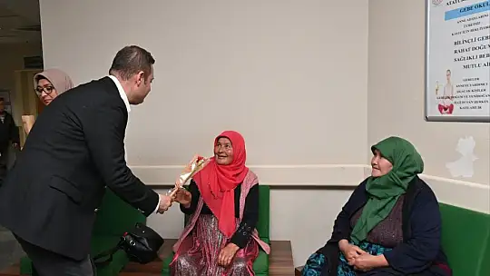 Başkan Akın Hem Annelerin Hem de Hemşirelerin Gününü Kutladı