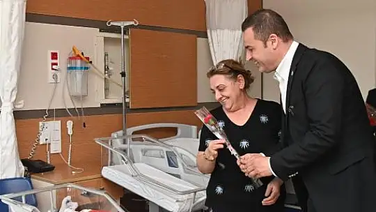 Başkan Akın Hem Annelerin Hem de Hemşirelerin Gününü Kutladı