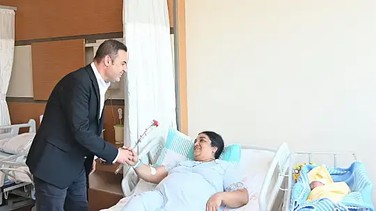 Başkan Akın Hem Annelerin Hem de Hemşirelerin Gününü Kutladı