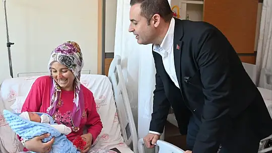 Başkan Akın Hem Annelerin Hem de Hemşirelerin Gününü Kutladı