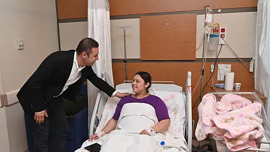 Başkan Akın Hem Annelerin Hem de Hemşirelerin Gününü Kutladı