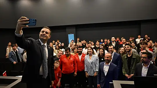 Balıkesir'in gençleri Dijital Gençlik Merkezi'nde sosyalleşiyor