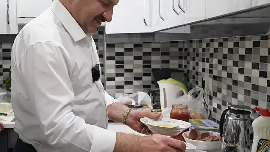 Başkan Yılmaz, Öğrenci Evinde Sahur Yaptı