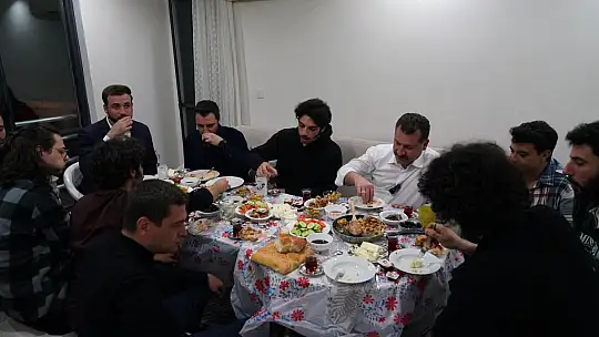 Başkan Yılmaz, Öğrenci Evinde Sahur Yaptı