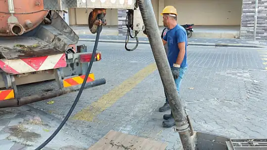 Edremit Şehit Hamdi Bey Meydanı'nın yıllanmış koku sorununu çözüldü