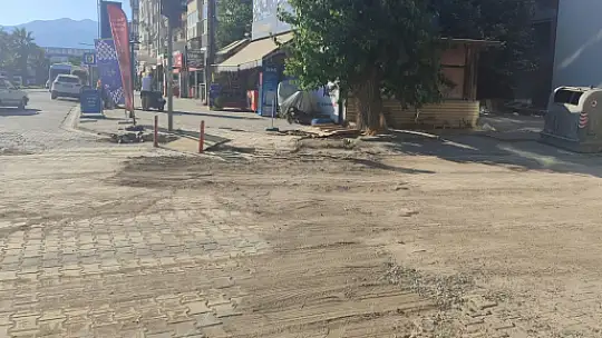 Edremit Şehit Hamdi Bey Meydanı'nın yıllanmış koku sorununu çözüldü