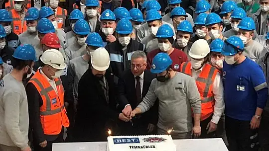 BEST İşçileri maaş zammını pastayla kutladı