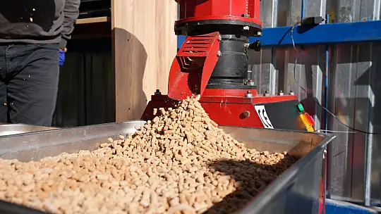 Büyükşehir, can dostların mamasını kendi üretiyor