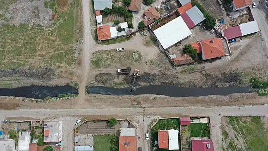 Büyükşehir, Yakupköy'ün içinden geçen kanalı temizliyor