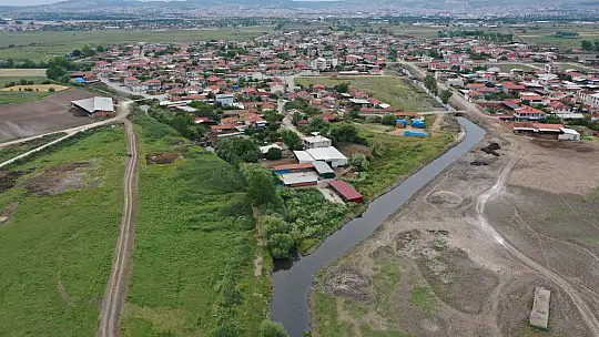 Büyükşehir, Yakupköy'ün içinden geçen kanalı temizliyor