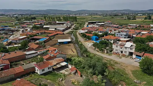 Büyükşehir, Yakupköy'ün içinden geçen kanalı temizliyor
