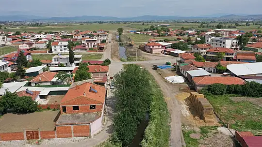Büyükşehir, Yakupköy'ün içinden geçen kanalı temizliyor