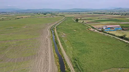Büyükşehir, Yakupköy'ün içinden geçen kanalı temizliyor