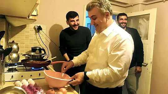 Milletvekili Canbey sahurda gençlere menemen yaptı