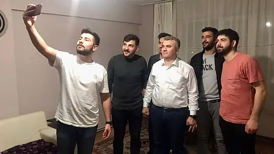Milletvekili Canbey sahurda gençlere menemen yaptı