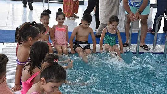 Bigadiç'te bütün çocuklar Yüzme Öğrenecek