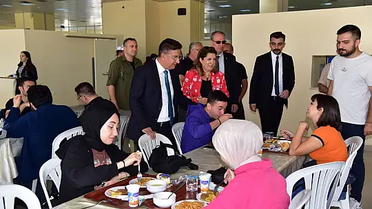 Rektör Prof. Dr. İlter Kuş, Yeni Dönemin İlk Gününde Öğrencilerle Buluştu
