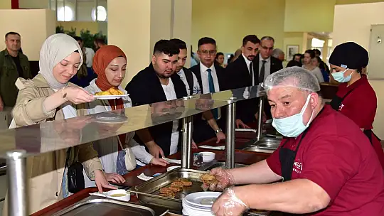 Rektör Prof. Dr. İlter Kuş, Yeni Dönemin İlk Gününde Öğrencilerle Buluştu