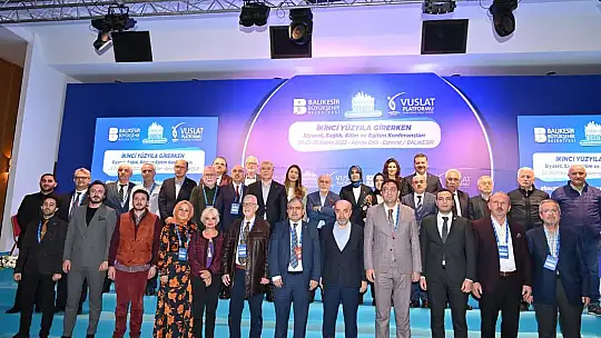 'İkinci Yüzyıla Girerken Ufuktaki Yeni Türkiye'