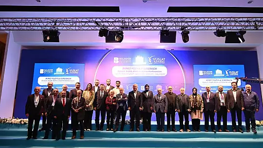 'İkinci Yüzyıla Girerken Ufuktaki Yeni Türkiye'