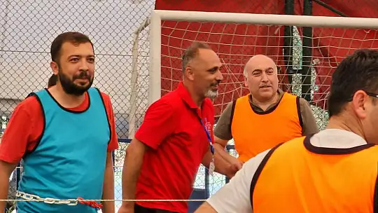 EDREMİT'TE OKUL YÖNETİCİLERİ BİR GÜNLÜĞÜNE ÇOCUK OLDULAR
