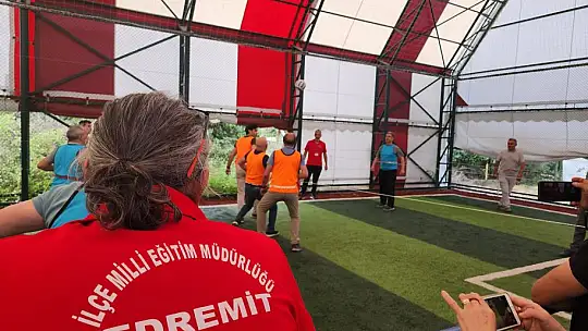 EDREMİT'TE OKUL YÖNETİCİLERİ BİR GÜNLÜĞÜNE ÇOCUK OLDULAR