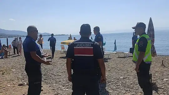 Edremit Sahillerinde İzinsiz Şezlonglar Toplandı