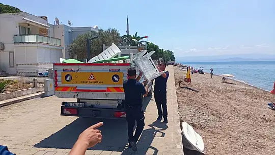 Edremit Sahillerinde İzinsiz Şezlonglar Toplandı