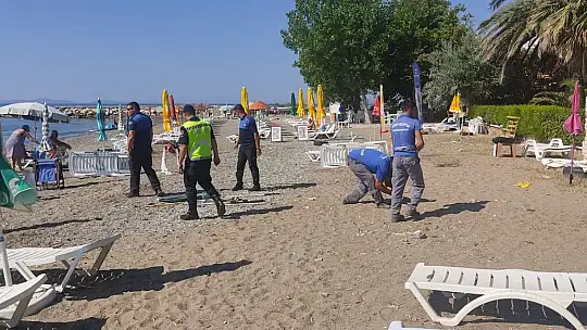 Edremit Sahillerinde İzinsiz Şezlonglar Toplandı