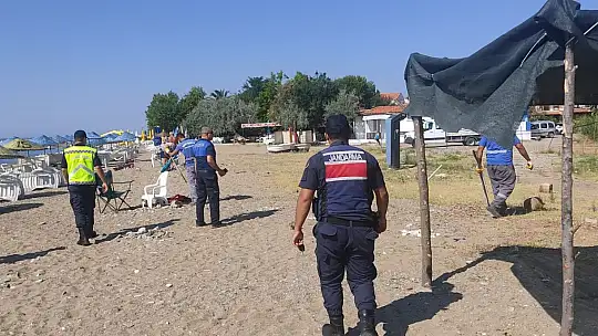 Edremit Sahillerinde İzinsiz Şezlonglar Toplandı