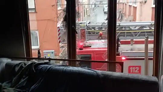 Yatalak İki Kişi Yanan Binada Mahsur Kaldı