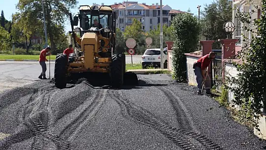 Edremit'te Yollar Sıcak Asfaltla Kaplanıyor