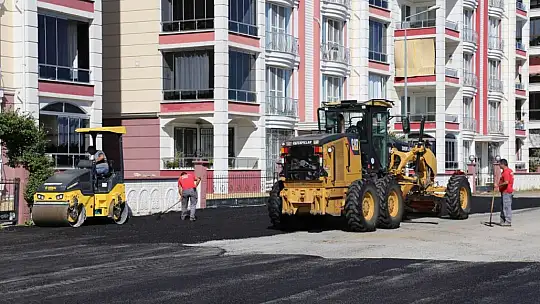 Edremit'te Yollar Sıcak Asfaltla Kaplanıyor
