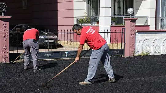 Edremit'te Yollar Sıcak Asfaltla Kaplanıyor