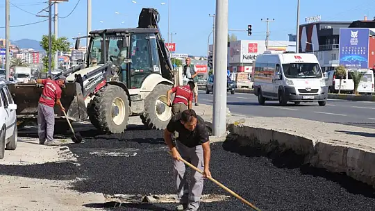 Edremit'te Yollar Sıcak Asfaltla Kaplanıyor