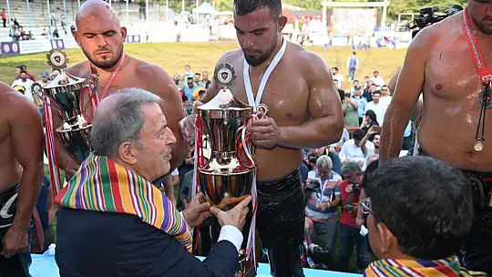 Kurtdere'de Başpehlivan Yusuf Can Zeybek oldu