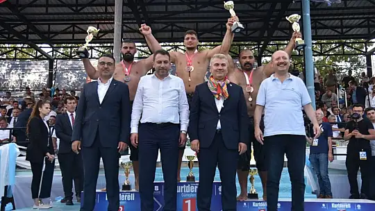 Kurtdere'de Başpehlivan Yusuf Can Zeybek oldu