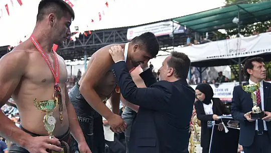 Kurtdere'de Başpehlivan Yusuf Can Zeybek oldu