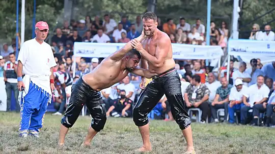 Kurtdere'de Başpehlivan Yusuf Can Zeybek oldu