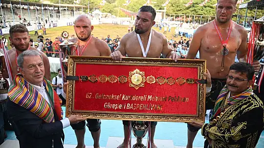 Kurtdere'de Başpehlivan Yusuf Can Zeybek oldu