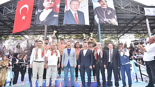 Kurtdere'de Başpehlivan Yusuf Can Zeybek oldu