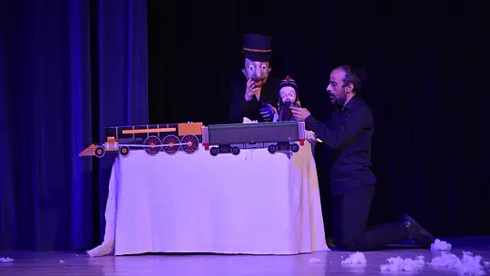 Yetişkinler ve çocuklar için tiyatro keyfi
