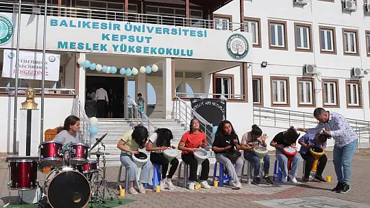 Kepsut MYO'da Mezuniyet Coşkusu