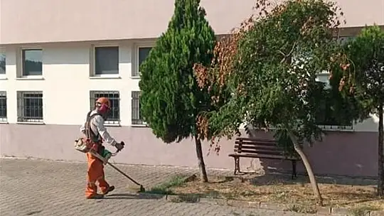 Büyükşehir'den Okul Bahçelerinde Temizlik