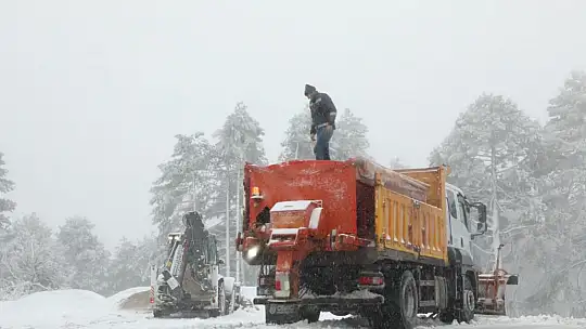 Edremit-Yenice Yolu Hanlar Mevkiinde Kar Ulaşımı Engelliyor
