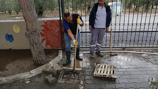 Edremit Belediyesi sağanak yağışlara Karşı 7/24 sahada