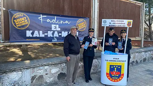 Jandarma kadınlara bilgilendirici broşür dağıttı